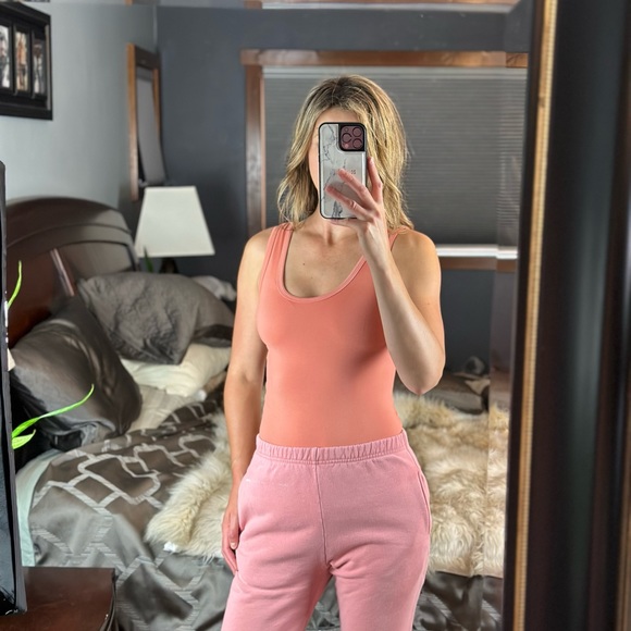 Morgan Stewart Sport Sleeveless Scoop Neck Tank Top, Small - Picture 9 of 10